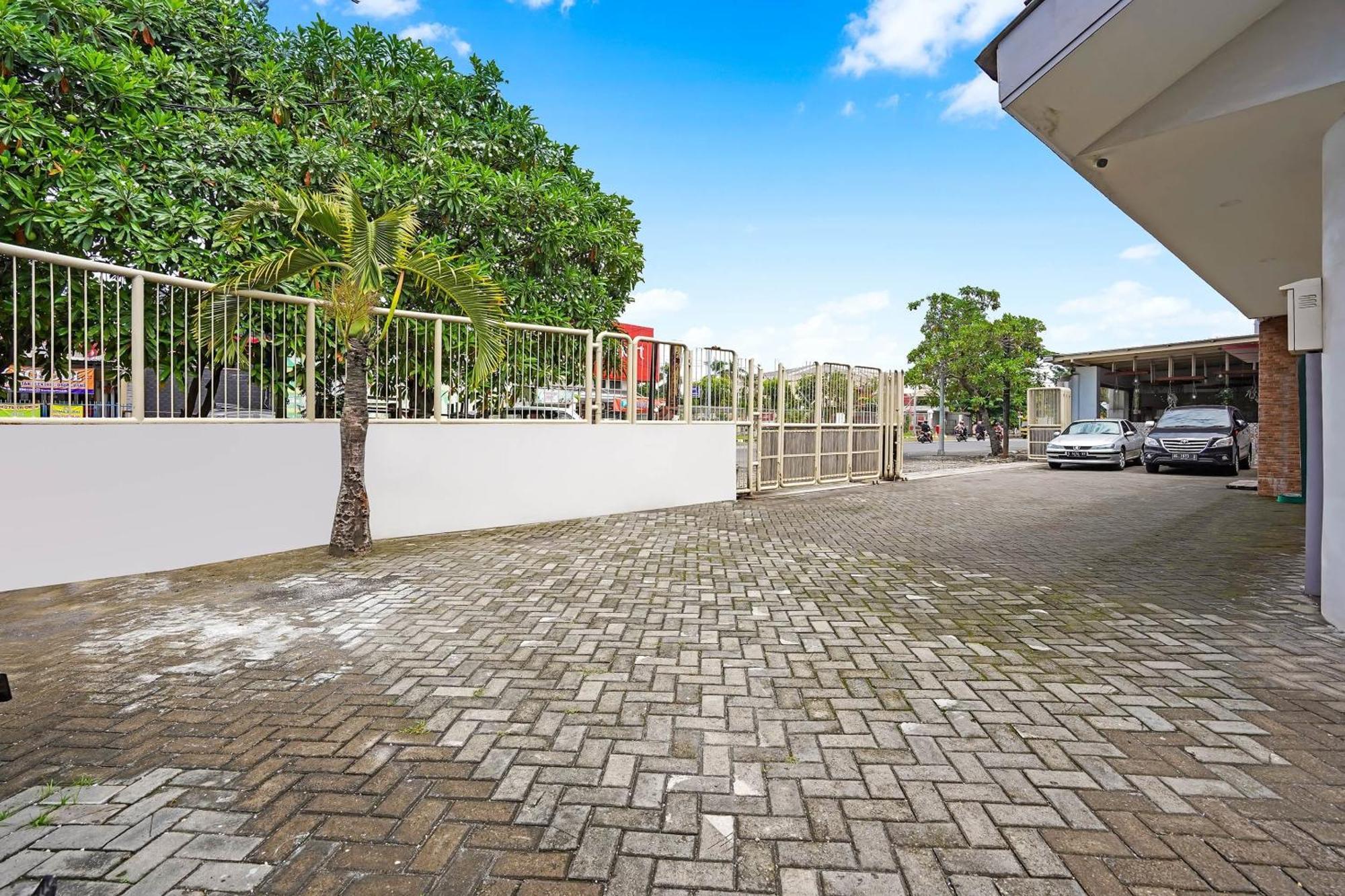 Capital O 90888 Bintang Diponggo Residence Сурабая Экстерьер фото